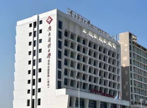 南方医科大学口腔医院种植牙齿价格是多少？