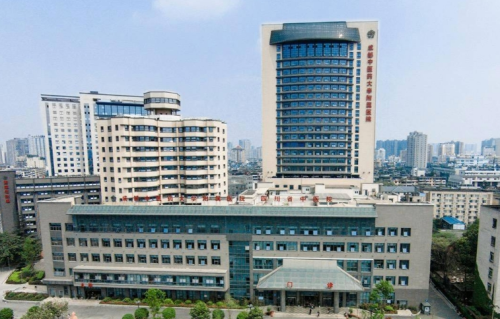 成都中医药大学附属医院牙齿矫正价格，金属托槽和隐形矫正费用差距有多大